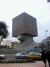 La tête carrée par Sacha Sosno