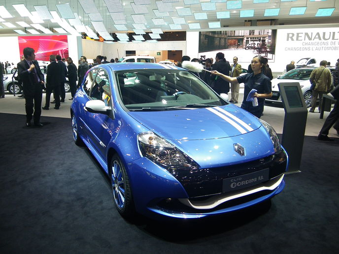 RENAULT… en prise avec le futur ! RENAULT… en prise avec le futur !