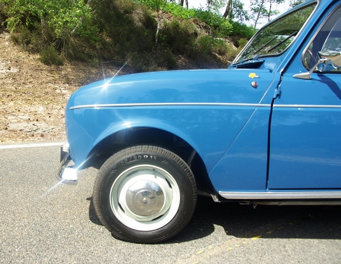Renault R4L …