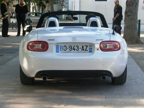 Mazda MX-5 Roadster coupé… Mazda MX-5 Roadster coupé…