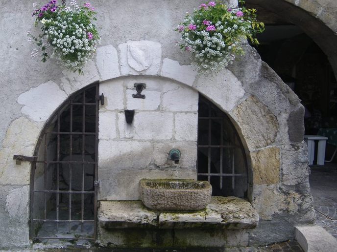La truite, symbole de la ville, au dessus de la fontaine