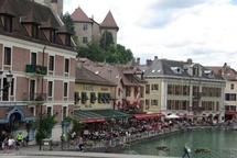 En bord de canal, une rue animée avec le château-Musée en surplomb