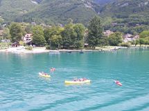 Les canoes sur l'eau pure et bleue