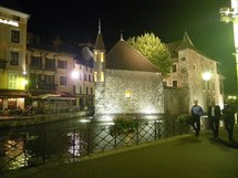 L'hôtel du Palais de l'Isle à gauche