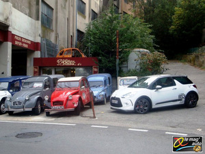 Choc des générations dans Grasse : la DS3 chic fait face au symbole de l'auto populaire, la 2 CV.