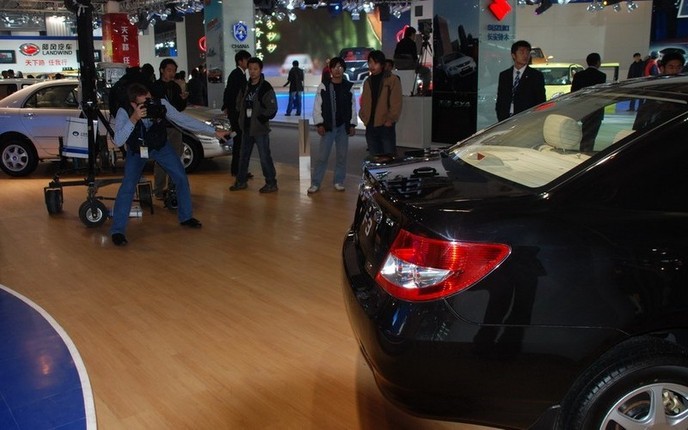 Le salon de Pékin 2006 où Byd montre ses voitures dans l'indifférence générale