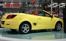 Le coupé-cabriolet S8, trop lourd et trop cher, n'a pas fait long feu