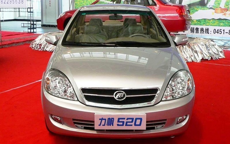 La 520, sa première voiture, débute dans l'anonymat le plus complet.