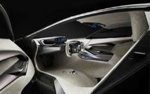 Le combiné d’instrumentation se regarde au-dessus du volant.