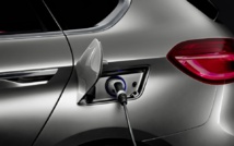 Les batteries se rechargent avec une prise 220 V.