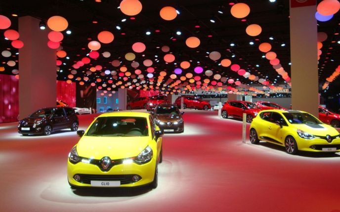 Le stand Renault est épuré, coloré, poétique. Et cela marche : il est l'un des plus visités du Salon.