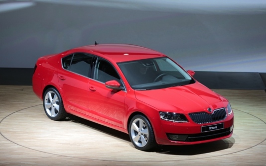 La nouvelle Octavia s'allonge de 9 centimètres, afin de reprendre ses distances avec la berline compacte Rapid.