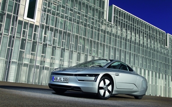 La XL1 mesure 3,89 mètres de long, une taille comparable à la citadine Polo. Mais la hauteur n'a rien à voir : 1,15 mètre contre 1,46 mètre.