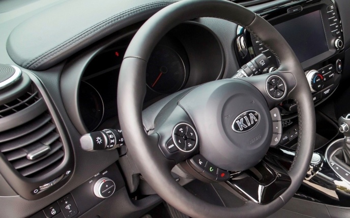 Kia nous fait du Citroën, avec un volant envahi de boutons.